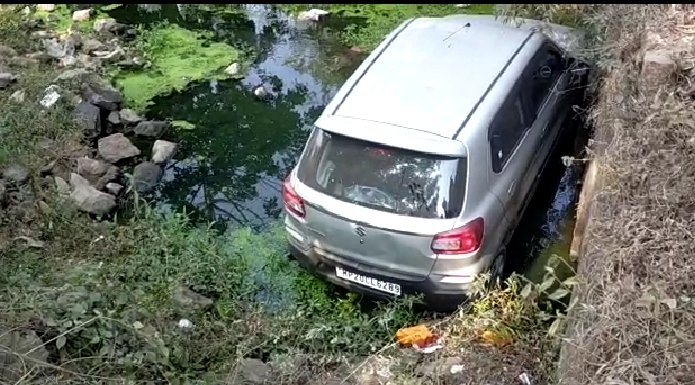 तिलवारा के नाले में गिरी कार : लोगों की लगी भीड़, कार चालक की तलाश जारी 1 WhatsApp Image 2021 12 11 at 2.23.26 PM