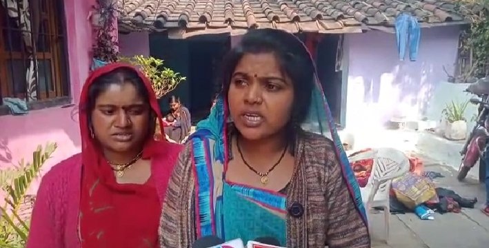 गोरा बाजार के टेमर भीटा में लगी आग : गृहस्थी का सामान जलकर खाक 2 WhatsApp Image 2021 12 14 at 4.22.57 PM