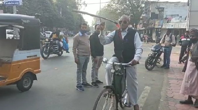 योग का कमाल : साइकिल चलाते हुए सर में डंडा रखकर 55 वर्षीय बुजुर्ग का संतुलन देख हर कोई हैरान 1 WhatsApp Image 2021 12 14 at 4.37.13 PM