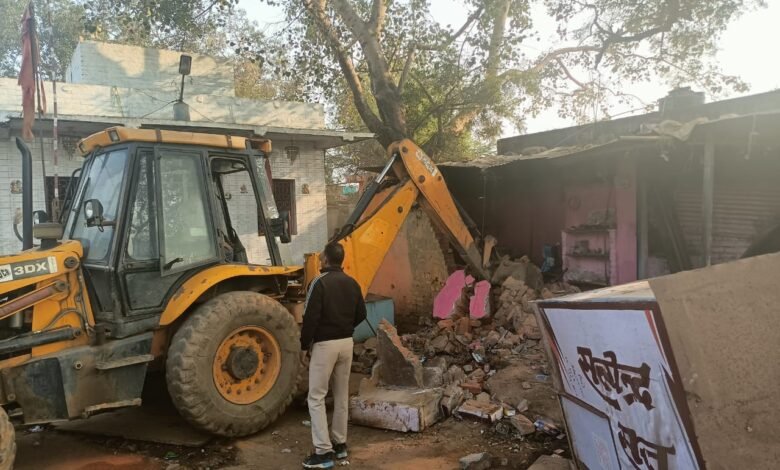 भू माफिया के खिलाफ फिर चला पीला पंजा : 25 लाख रुपए कीमती जमीन को कराया मुक्त, 10 लाख की होटल जमीदोज 1 WhatsApp Image 2021 12 14 at 5.17.34 PM