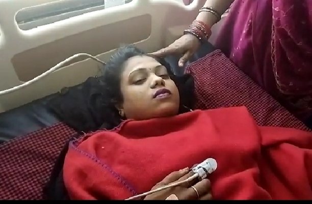गढ़ा के शारदा नगर में महिला के पैर में चढ़ गया ट्रक : स्थिति नाजुक 2 WhatsApp Image 2021 12 15 at 2.28.23 PM 1