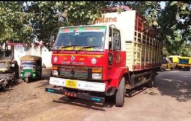 गढ़ा के शारदा नगर में महिला के पैर में चढ़ गया ट्रक : स्थिति नाजुक 1 WhatsApp Image 2021 12 15 at 2.28.42 PM 1