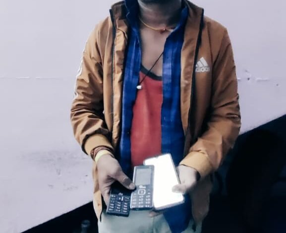मेडिकल में रंगे हाथ चोर को दबोचा : 3 मोबाइल जब्त, पीडि़त 1 WhatsApp Image 2021 12 16 at 1.53.26 PM 2