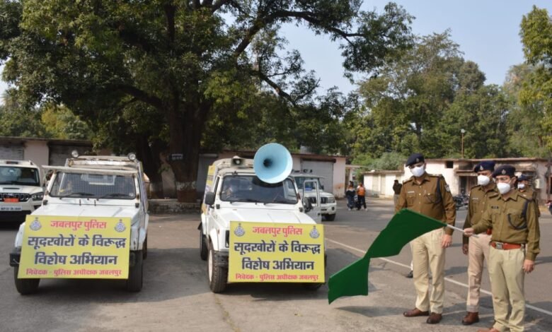 अब सूदखोरों की खैर नहीं : पुलिस कप्तान ने सूदखोरों के प्रति जागरूकता हेतु हरी झण्डी दिखाकर किये दो रथ रवाना 1 WhatsApp Image 2021 12 18 at 1.59.01 PM