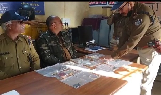 रांझी में लाखों की चोरी का खुलासा : नाबालिक को झांसे में लेकर दोस्त की नानी और मामा ने बनाया था पूरा प्लान, आपस में बांटी थी रकम और गहने 1 WhatsApp Image 2021 12 18 at 4.49.20 PM