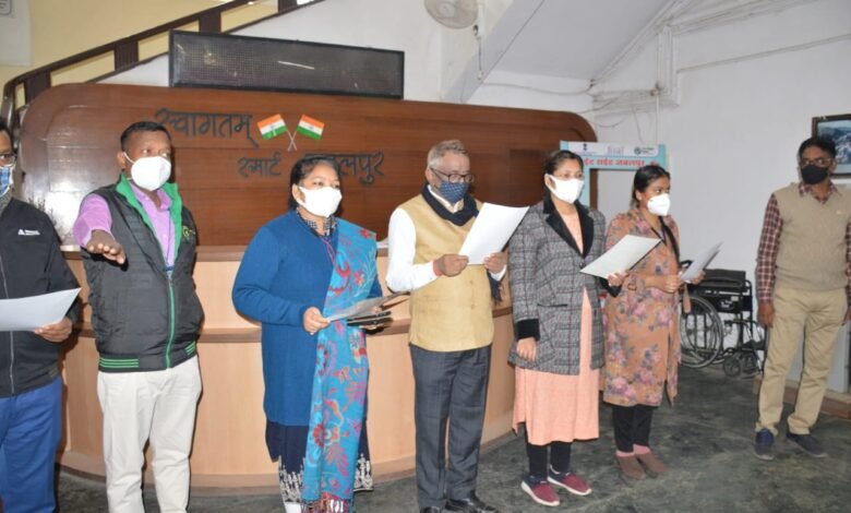 अधिकारी-कर्मचारियों ने ली सुशासन की शपथः पूर्व पीएम अटल बिहारी बाजपेयी जन्मदिवस के एक दिन पहले कलेक्ट्रेट में सुशासन दिवस मनाया 1 WhatsApp Image 2021 12 24 at 12.26.19