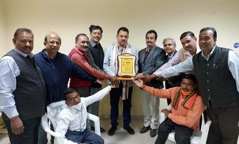 सक्षम द्वारा नेत्र रोग विशेषज्ञ डाॅ. पवन स्थापक के निदेशक पर किया सम्मान 1 WhatsApp Image 2021 12 28 at 07.10.58