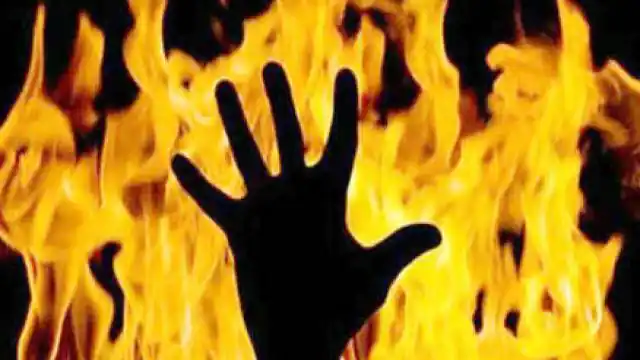 बरेला में युवक की मौत! : नींद में जलती हुई चिमनी कपड़ों में गिरी, पत्नी नल से भर रही थी पानी 1 five year old child burnt alive due to fire in bajra in agra 1605228005