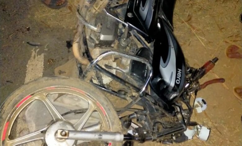 ओमती में चाचा-भतीजे को बेकाबू बाइक सवार ने मारी टक्कर : राहगीरों ने आरोपी को घेरा तो हुआ रफूचक्कर 1 l bi 1637174208