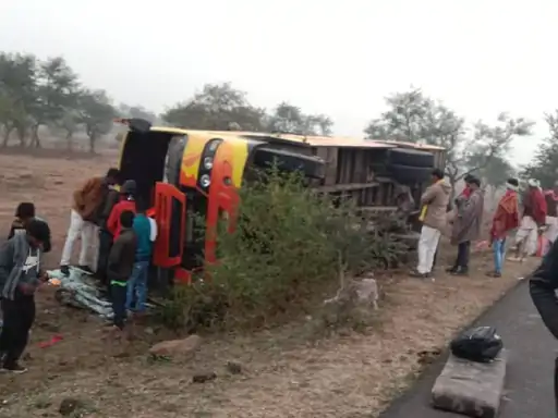 मध्य प्रदेश : खंडवा से इंदौर आदिवासी सम्मेलन में जा रही बस दुर्घटनाग्रस्त, 10 घायल 1 new project 1638593079