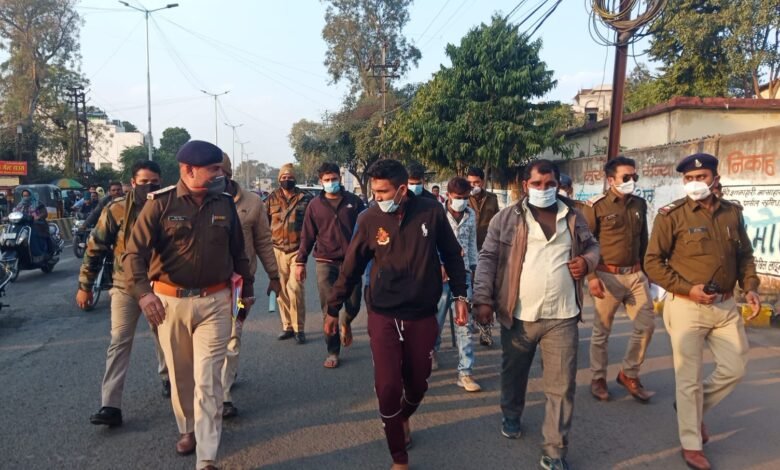 कुख्यात बदमाश चूहा उसके सगे भाई और चाचा का पुलिस ने निकाला जुलूस :की गई एनएसए की कार्रवाई 1 IMG 20220121 WA0047