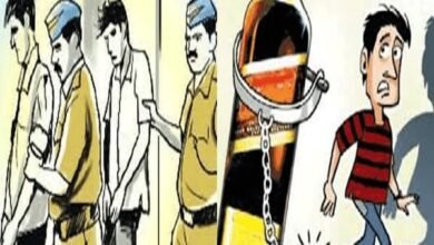 शराब तस्कर पर क्राइम ब्रांच की कार्रवाई :35 हजार की अंग्रेजी शराब बिक्री के लिए रखी थी; पहुंच गई पुलिस 8 Untitled 9