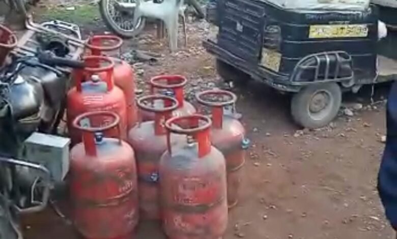 लार्डगंज पुलिस की कार्रवाई : 10 गैस सिलेण्डर, 2 आटो , 3 कार, 1 बाईक समेत नगद 800 रुपए जब्त 1 WhatsApp Image 2022 01 04 at 4.36.49 PM