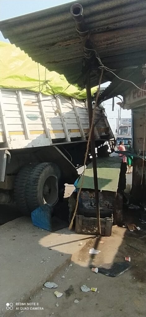 बरेला में गैस टेंकर और आयशर में सीधी भिडंत : दोनों चालक बुरी तरह घायल 2 WhatsApp Image 2022 01 06 at 12.37.39 PM 2