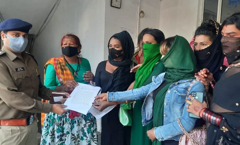 किन्नर हीरा बाई गुट की शिकायत एसपी सेः बधाई मांगने से रोक रहे गंुडे, कहां जाए समझ नहीं आ रहा है 1 WhatsApp Image 2022 01 06 at 15.12.55