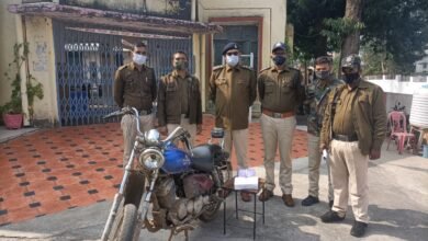 जैसवाल पैट्रोलपंप पर सुतली बम फेंकने वाले आरोपी पकड़े गये, पैट्रोल पंप में हुये विवाद को लेकर भयभीत करने के उद्देश्य से फेंका था सुतली बम 7 WhatsApp Image 2022 01 13 at 21.10.47