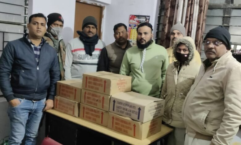 ड्राई डे के दिन शिव मंदिर के पीछे बेच रहा था अंग्रेजी शराब : क्राइम ब्रांच ने आरोपी को दबोचा; 45 हजार की शराब जप्त 1 WhatsApp Image 2022 01 27 at 12.26.57
