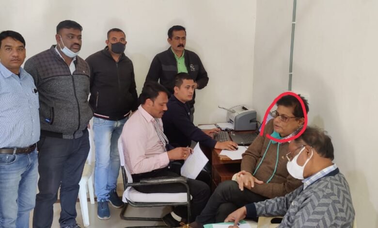 दस हजार की रिश्वत लेते जुन्नारदेव बीएमओ गिरफ्तार,लोकायुक्त ने की कारवाई 1 WhatsApp Image 2022 01 31 at 17.44.16