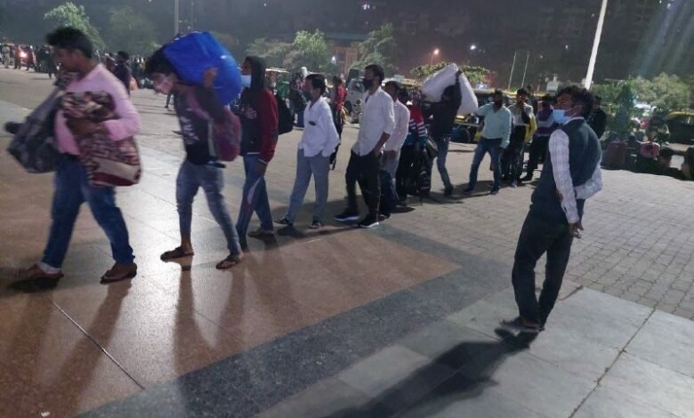 मुंबई से फिर पलायन : पुलिस ने डंडे बरसाए, लेकिन मजदूर रातभर स्टेशन पर डटे रहे; बोले- लॉकडाउन लगा तो मर जाएंगे भूखे 1 whatsapp image 2022 01 07 at 93513 am 1641528716
