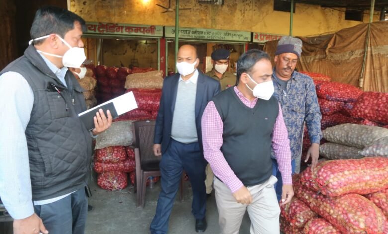 कलेक्टर डॉ. इलैया राजा टी ने मंडी का किया निरीक्षण : साफ-सफाई दुरुस्त रखने दिए निर्देश, व्यापारियों से कहा- करें सहयोग 1 04 1