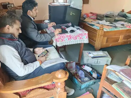 3 ठिकानों पर EOW की दबिश : 8 हजार रुपए महीना पगार पाने वाला निकला करोड़ों का आसामी, फर्जी पैन कार्ड और वोटर आईडी मिले 1 3 1645520332