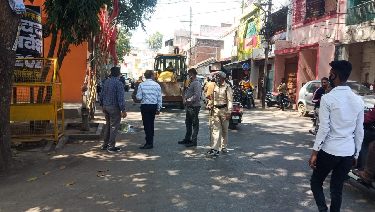 हनुमानतालतालाब की जमीन पर बनी पुलिस चौकी जमींदोज: तालाब के किनारे जमे अतिक्रमण को हटाया गया 2 7e4ed3e6 1f9b 43ab 9a5c fe4e9b70207b
