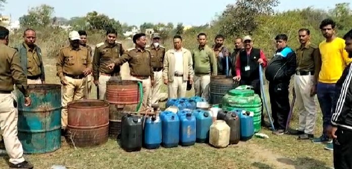 शराब माफियाओं का कारनामा : जमीन के नीचे चेंबर बनाकर रखी थी देशी शराब, 4 हजार किलो लाहन, 105 लीटर शराब बरामद 2 841a4e5a c571 414c 88b1 c87777b7246f