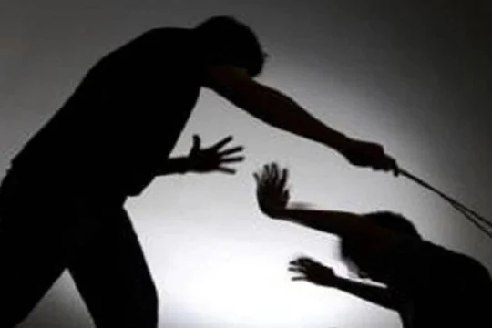 कैंट में भाई-बहन पर रॉड से हमला कर आरोपी मौके से फरार 1 BEATING.