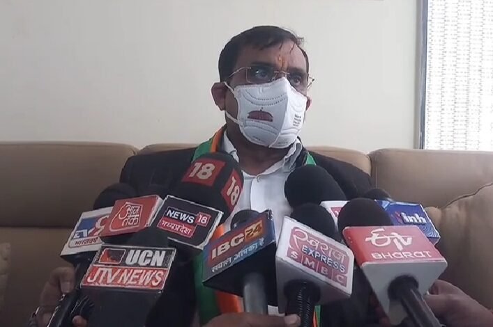 भाजपा प्रदेश अध्यक्ष ने जबलपुर में कहा- नेटवर्क नहीं तो कार्यकर्ता छत पर चढ़कर बूथ डिजिटल बनाने में जुटे, कांग्रेस पर कसा तंज 1 WhatsApp Image 2022 02 05 at 3.07.40 PM
