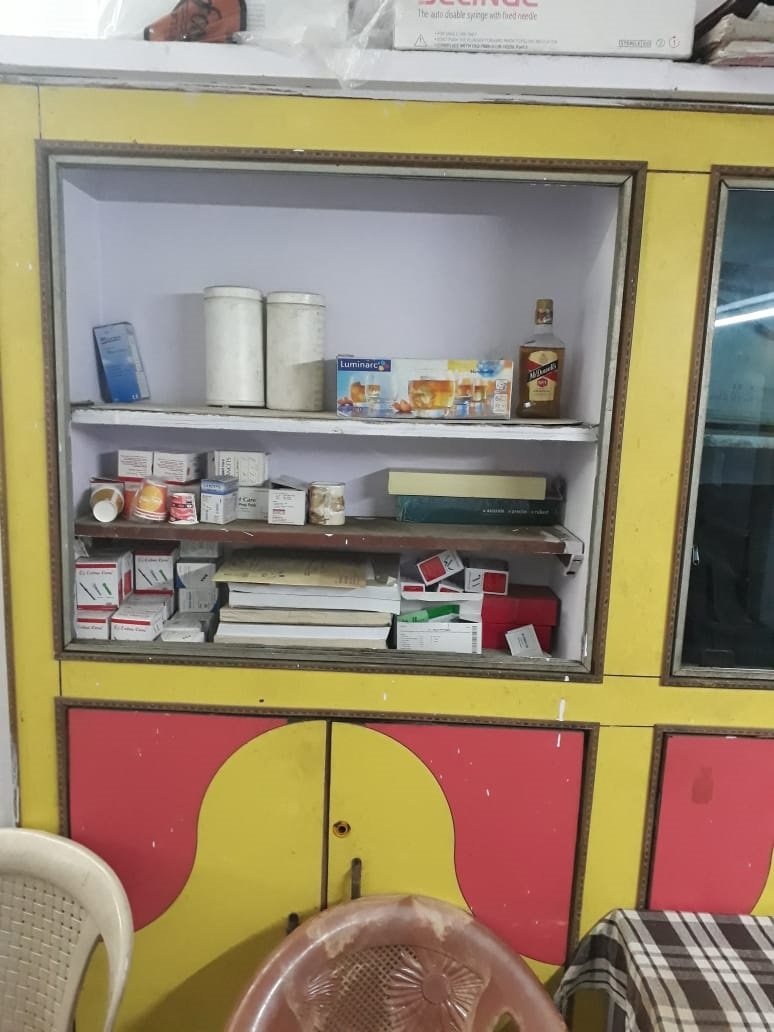 उखरी स्वास्थ्य केंद्र में साजिशः स्टाफ को फंसाने शराब की बोतल ऐसी रखी जैसे शराब का अडडा हो 2 WhatsApp Image 2022 02 08 at 10.44.22