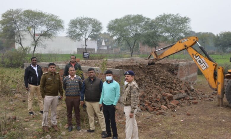 अधारताल कुदवारी में जिला प्रशासन ने मुक्त कराई 20 करोड़ की जमीनः करीब 5 एकड़ शासकीय भूमि पर मोईनुद्दीन ने किया था कब्जा 1 WhatsApp Image 2022 02 10 at 13.00.31
