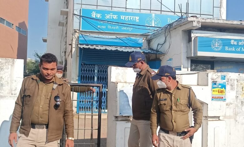 तिलहरी लूटकांड : कॉल डिटेल में मिल रहे सुराग, मिली क्लीयर फुटेज, होटल, लॉज, लंबे सड़क रूटों के सीसीटीव्ही कैमरे खंगाल रही पुलिस 1 WhatsApp Image 2022 02 11 at 3.43.12 PM