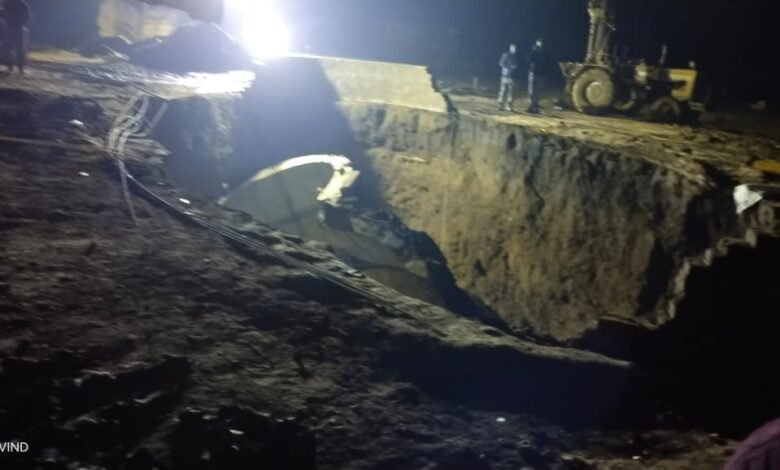 नहर की मिट्टी धसकने से स्लीमनाबाद में 5 मजदूर दबे 1 WhatsApp Image 2022 02 12 at 21.10.32