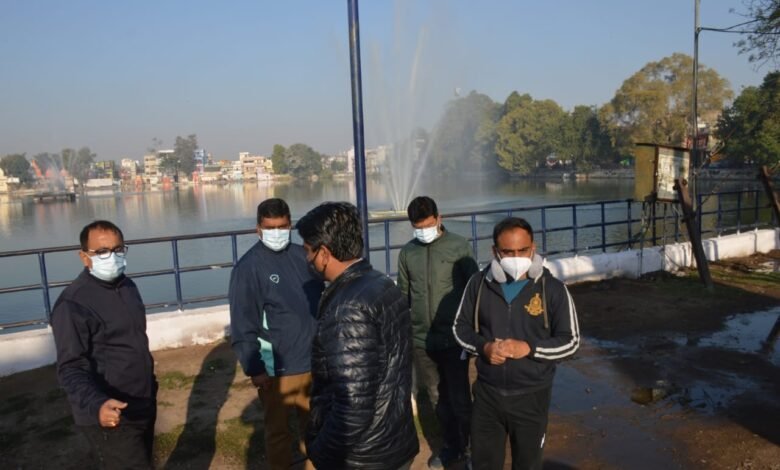 कलेक्टर ने फिर हनुमानताल का किया निरीक्षणः लगातार ऐसी सफाई रखें फिर आऊंगा देखने 1 WhatsApp Image 2022 02 13 at 11.14.15