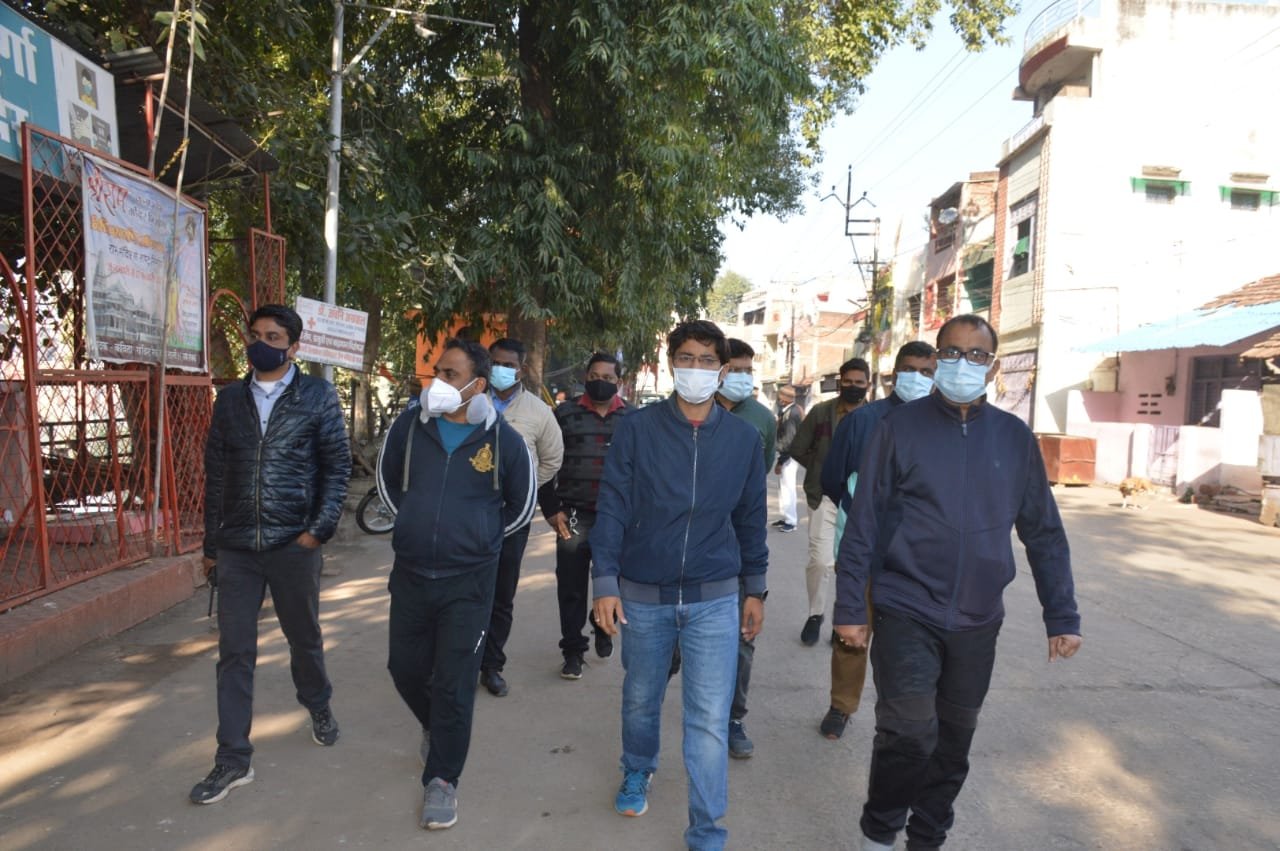 कलेक्टर ने फिर हनुमानताल का किया निरीक्षणः लगातार ऐसी सफाई रखें फिर आऊंगा देखने 3 WhatsApp Image 2022 02 13 at 11.14.26