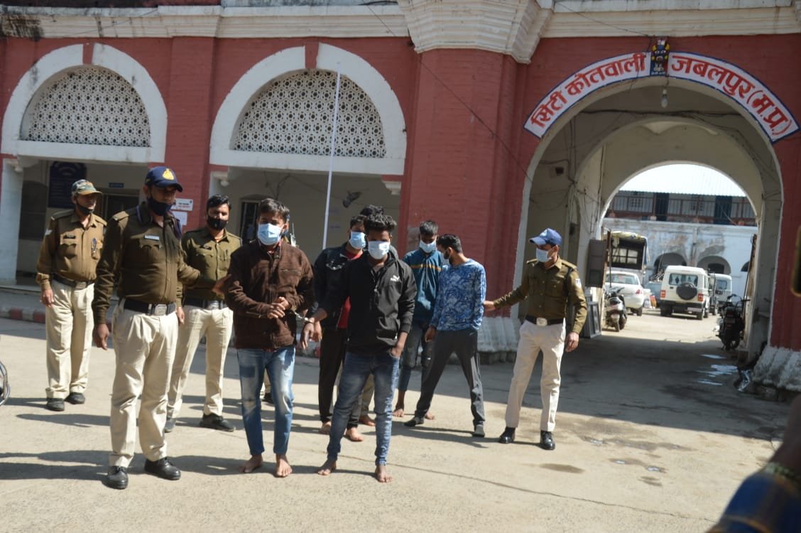 पेराडाइज होटल में पकड़े गए युवक-युवतियां : पुलिस को देखते ही संदिग्ध अवस्था में भागने की कोशिश, पकड़े गए 2 WhatsApp Image 2022 02 14 at 12.46.47 PM 1