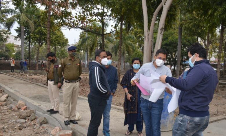 कलेक्टर पहुंचे सिविक सेंटर: ऐसे ईंटो से बनाओगे उद्यान तो कितने दिन चलेगा, कॉन्ट्रेक्टर को लगाई फटकार 1 WhatsApp Image 2022 02 15 at 11.17.20 AM