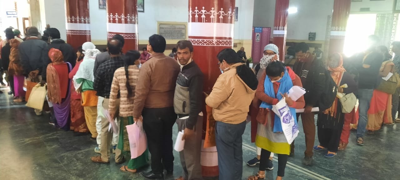 जबलपुर में जनसुनवाई में कई सालों बाद दिखी लंबी लाइनः कलेक्टर ने 5 घंटे बैठकर सुनी लोगों की समस्याएं 3 WhatsApp Image 2022 02 15 at 19.13.20