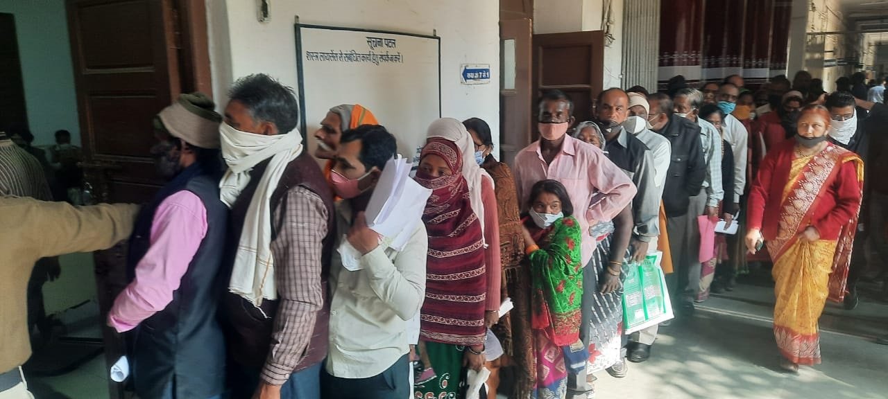 जबलपुर में जनसुनवाई में कई सालों बाद दिखी लंबी लाइनः कलेक्टर ने 5 घंटे बैठकर सुनी लोगों की समस्याएं 4 WhatsApp Image 2022 02 15 at 19.13.22