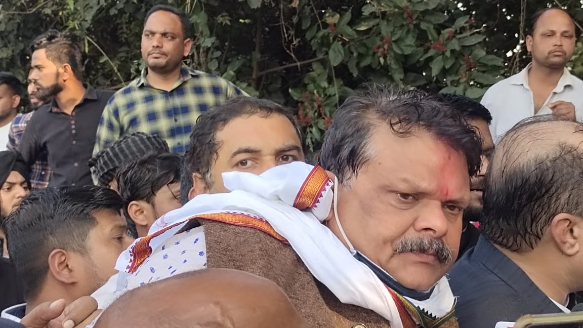 शक्ति भवन में प्रदर्शन के दौरान युवक कांग्रेस-पुलिस में झड़प : 5 कांग्रेसी सहित 8 पुलिसकर्मी घायल 2 WhatsApp Image 2022 02 15 at 4.24.19 PM 1