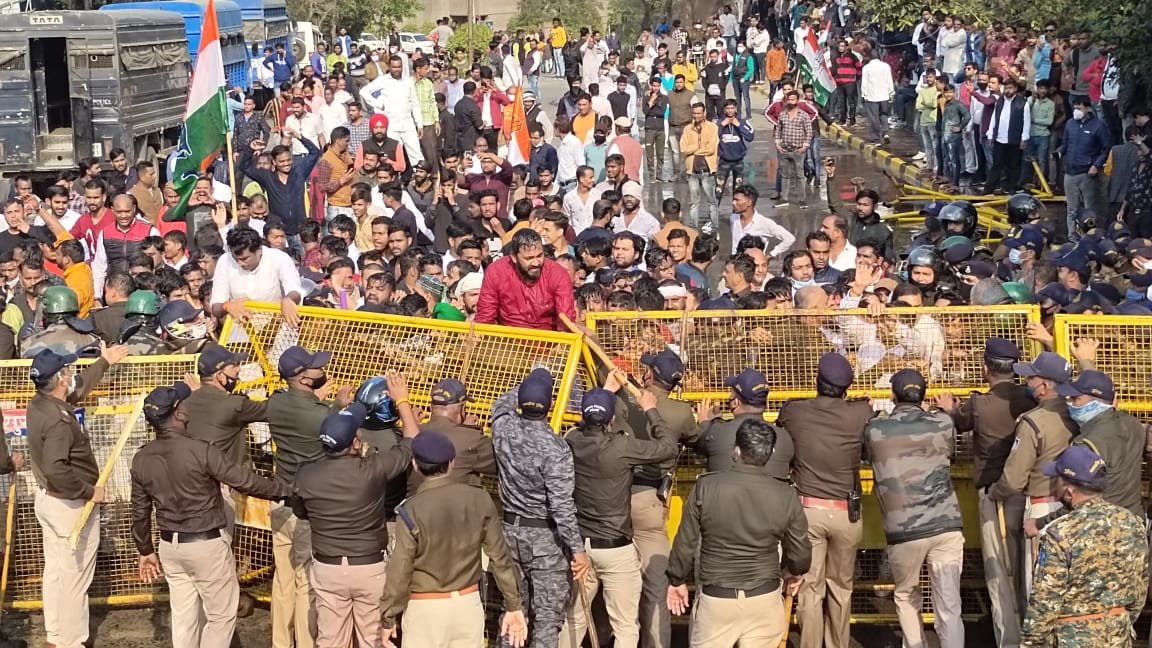 शक्ति भवन में प्रदर्शन के दौरान युवक कांग्रेस-पुलिस में झड़प : 5 कांग्रेसी सहित 8 पुलिसकर्मी घायल 3 WhatsApp Image 2022 02 15 at 4.24.21 PM 1