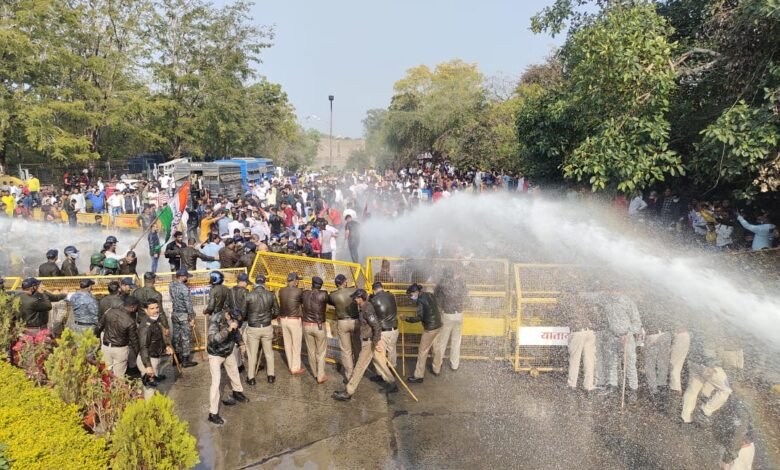 शक्ति भवन में प्रदर्शन के दौरान युवक कांग्रेस-पुलिस में झड़प : 5 कांग्रेसी सहित 8 पुलिसकर्मी घायल 1 WhatsApp Image 2022 02 15 at 4.24.22 PM