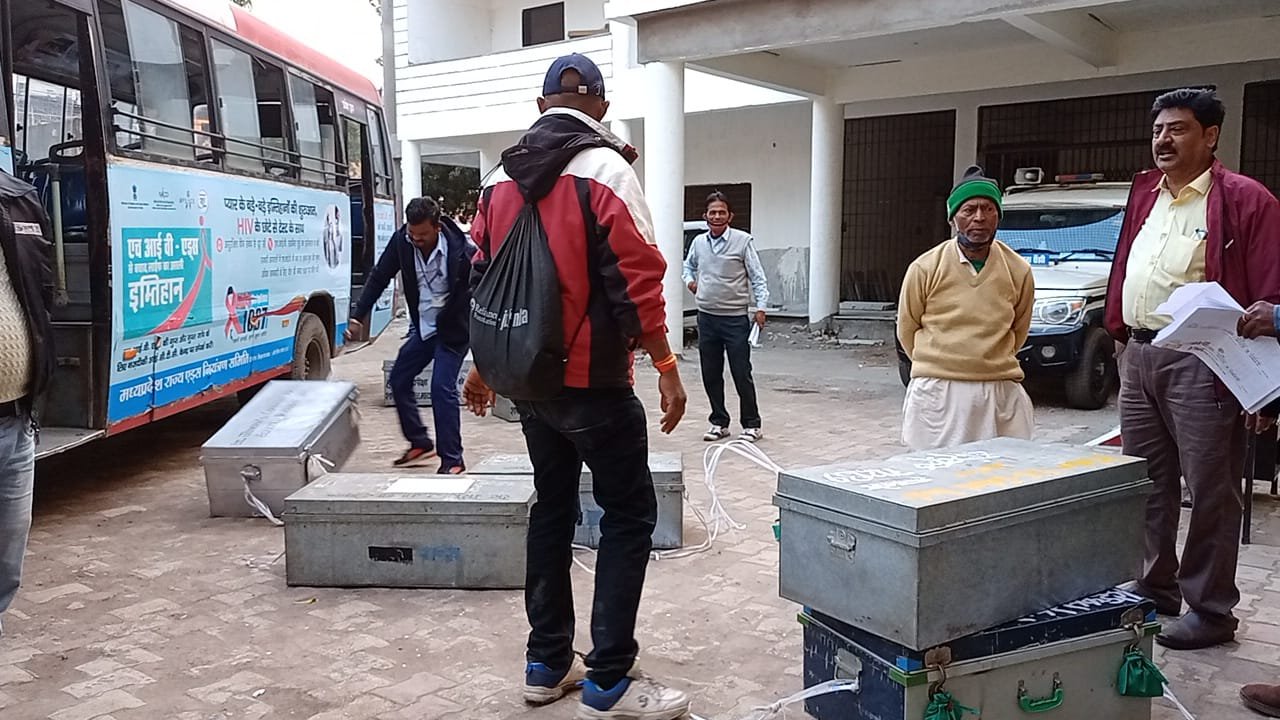 10वीं-12वीं बोर्ड परीक्षाः लोहे की पेटी, चापर लेकर उत्तरपुस्तिकाएं लेने पहंुचे केंद्राध्यक्ष व उनके प्रतिनिधि 3 WhatsApp Image 2022 02 16 at 11.13.25