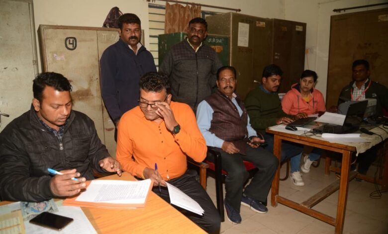 लोकायुक्त की कार्रवाई : शिक्षक का पदस्थापना आदेश जारी करने के एवज में मांग रहा था रिश्वत, 5 हजार के रंग लगे हुए नोटों के साथ दबोचा गया 1 WhatsApp Image 2022 02 22 at 1.16.11 PM