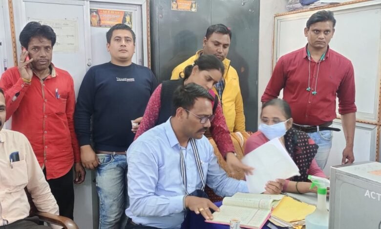 जबलपुर लोकायुक्त की छिंदबाड़ा में कार्रवाई : जनजातीय विभाग की महिला लेखापाल ने जन्मतिथि सुधार के लिए मांगे थे 80 हजार, 25 हजार लेते हुए लाल हुए हाथ 1 WhatsApp Image 2022 02 22 at 2.11.22 PM