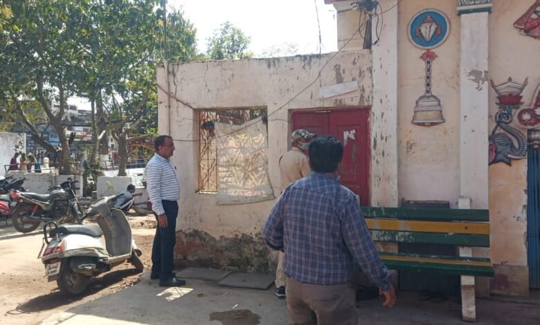 हनुमानतालतालाब की जमीन पर बनी पुलिस चौकी जमींदोज: तालाब के किनारे जमे अतिक्रमण को हटाया गया 1 dff48f1c 0a50 4570 b455 ec79fbe261f8