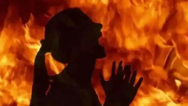दहेज के लिए पत्नी को जिंदा जलाया : पति और जेठ को पुलिस ने दबोचा 1 husband put fire on wife symbolic image 1581258674