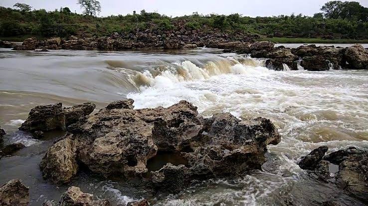 घुघरा फॉल में बहे युवक का 20 घंटे बाद भी सुराग नहीं: सर्चिंग ऑपरेशन जारी 1 images 18