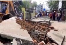 सब्जी व्यापारियों के गोदाम पर चला निगम का बुल्डोजर: यातायात को व्यवस्थित करने उठाया गया कदम 12 10 6