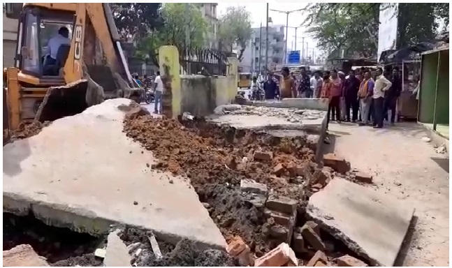 सब्जी व्यापारियों के गोदाम पर चला निगम का बुल्डोजर: यातायात को व्यवस्थित करने उठाया गया कदम 1 10 6